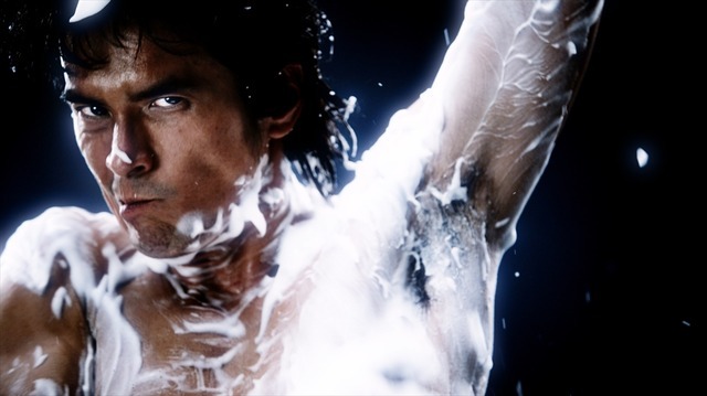 デ・オウ新CM「おまえはもうニオわない」篇　場面写真