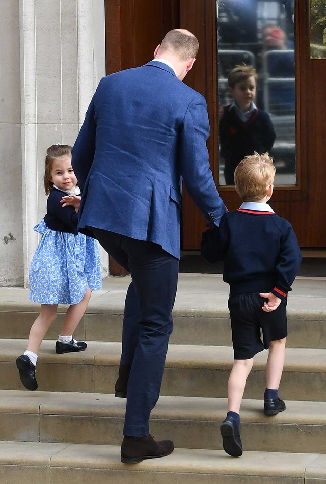 ウィリアム王子と一緒に病院へ行くジョージ王子とシャーロット王女(C)Getty Images