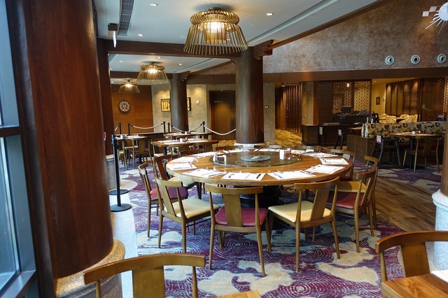 解放感あふれる店内で優雅な食事タイム！