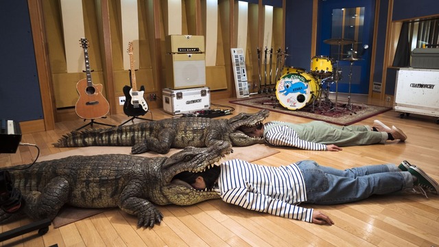 ワニに喰われて死んだふりをするチャットモンチー／『家に帰ると妻が必ず死んだふりをしています。』主題歌「I Laugh You」MVにて