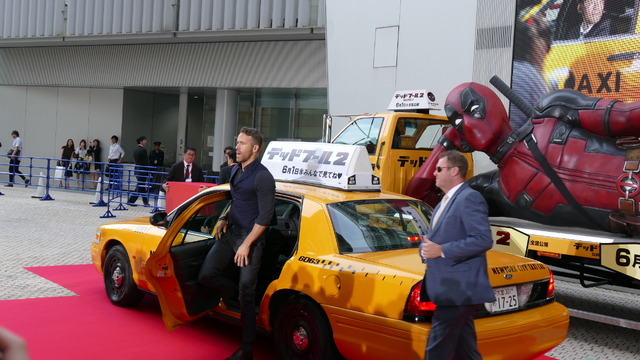 レッドカーペットにタクシー！？　ライアン・レイノルズ
