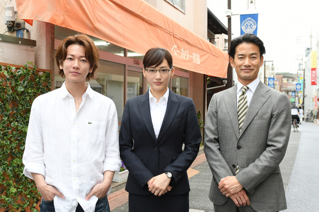 左から麦田章役・佐藤健、岩木亜希子役・綾瀬はるか、宮本良一役・竹野内豊/火曜ドラマ「義母と娘のブルース」(c)TBS