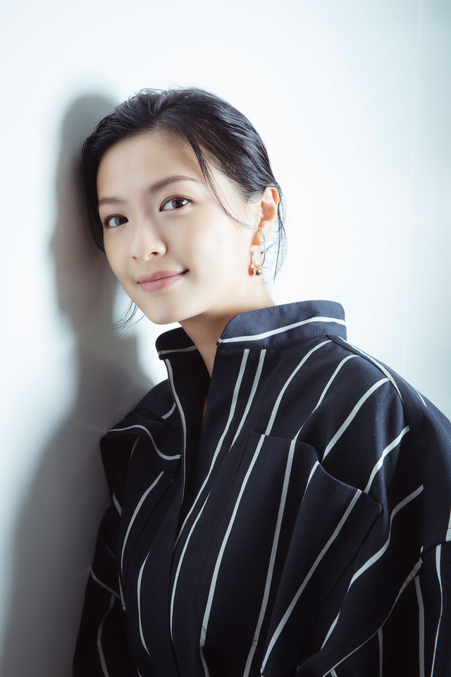 榮倉奈々『家に帰ると妻が必ず死んだふりをしています。』/photo:You Ishii