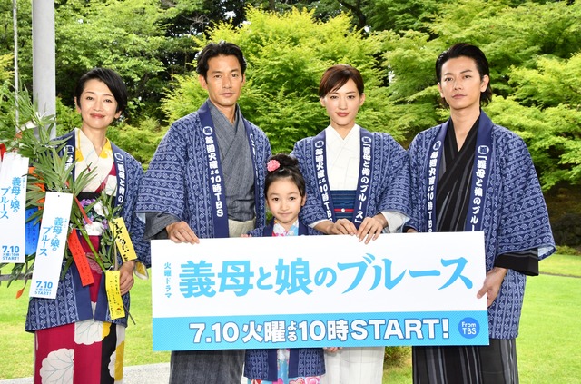 左から:麻生祐未、竹野内豊、横溝菜帆、綾瀬はるか、佐藤健/「義母と娘のブルース」の制作発表会見