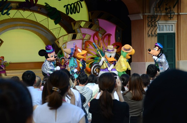 ショー「レッツ・パーティグラ！」