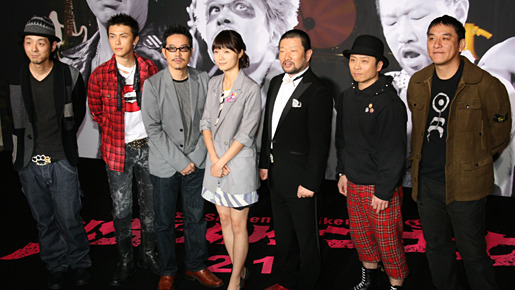 『少年メリケンサック』会見にて(左から)宮藤官九郎、勝地涼、田口トモロヲ、宮崎あおい、木村祐一、三宅弘城、ピエール瀧