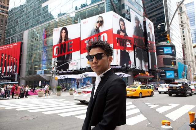 ＠タイムズスクエア本作のビルボード前に佇む綾部まるでもう一人の”オーシャンズ”　ピース綾部『オーシャンズ8』（C） 2018 WARNER BROS. ENTERTAINMENT INC., VILLAGE ROADSHOW FILMS NORTH AMERICA INC. AND RATPAC-DUNE ENTERTAINMENT LLC