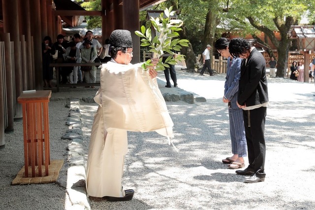 ヒット祈願に訪れた小栗旬＆菅田将暉／『銀魂２　掟は破るためにこそある』（C）空知英秋／集英社 （C）2018 映画「銀魂２」製作委員会