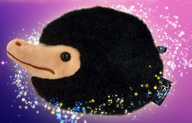 『ファンタスティック・ビーストと黒い魔法使いの誕生』第2弾前売り特典（魔法動物“二フラー”ふわふわコインポーチ）　（C）2018 WBEI Publishing Rights （C） J.K.R.(C) 2018 Warner Bros. Ent.  All Rights ReservedHarry Potter and Fantastic Beasts Publishing Rights (C) J.K. Rowling