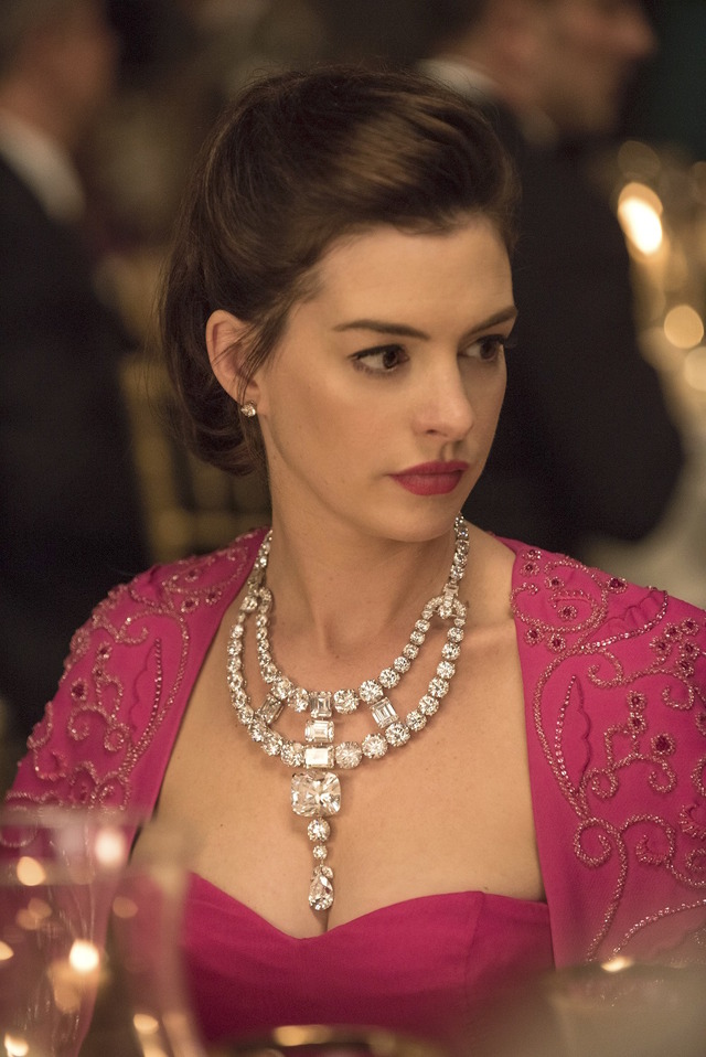 アン・ハサウェイが演じる大女優ダフネ・クルーガー/『オーシャンズ8』(C) 2018 WARNER BROS. ENTERTAINMENT INC., VILLAGE ROADSHOW FILMS NORTH AMERICA INC. AND RATPAC-DUNE ENTERTAINMENT LLC