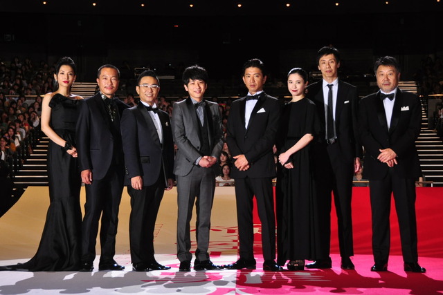 木村拓哉、二宮和也、吉高由里子、大倉孝二、八嶋智人、音尾琢真、芦名星、原田眞人監督