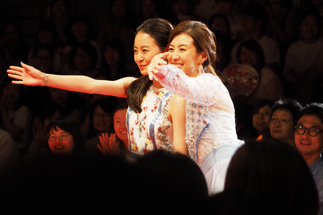 田辺桃子、ともさかりえ／SUNNY 強い気持ち・強い愛』完成披露舞台挨拶