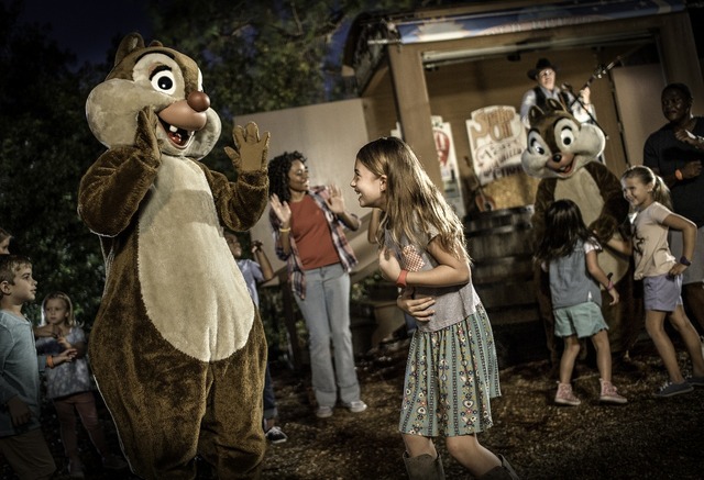 日本人ゲストにも人気のキャラクターダイニング「ミッキーのバックヤード・バーベキュー（Mickey's Backyard BBQ）☆