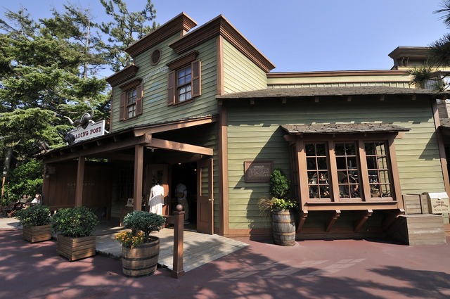 「トレーディングポスト」外観☆