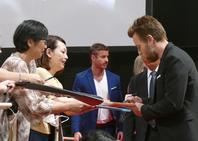 ファンサービスするユアン・マクレガー／『プーと大人になった僕』ジャパンプレミア