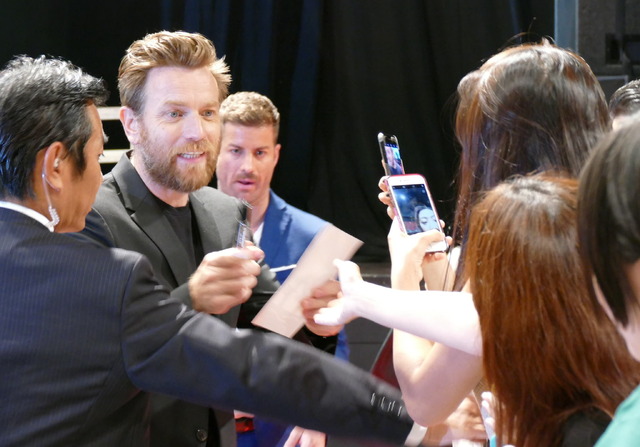 ファンサービスするユアン・マクレガー／『プーと大人になった僕』ジャパンプレミア