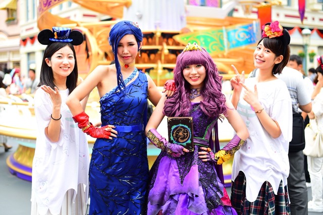 仮想を楽しむゲストの皆さん／東京ディズニーランド