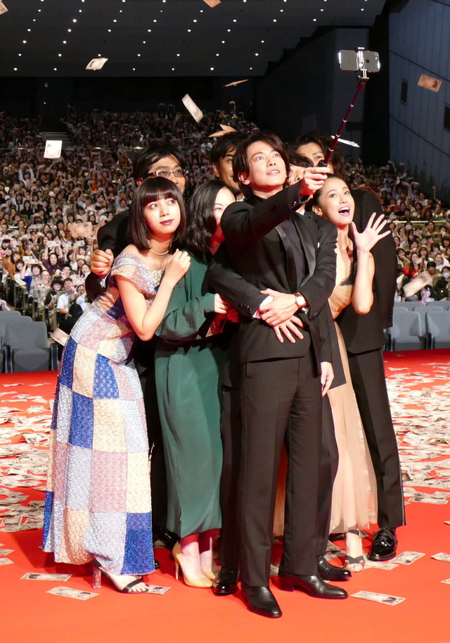 豪華キャストが自撮り！／『億男』完成披露試写会