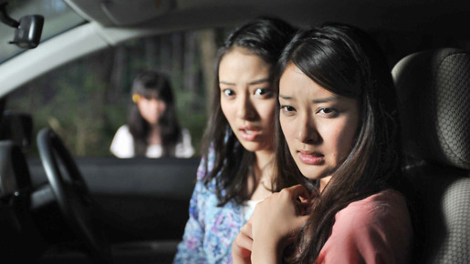 武井咲は「同窓会の知らせ」で岡本あずさと共演