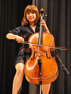 『ハウスメイド』試写会にてサプライズ登場したバニラルーシー