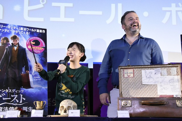 『ファンタスティック・ビーストと黒い魔法使いの誕生』小道具の魔術師ピエール・ボハナ＆オフィシャルアンバサダーを務める芦田愛菜（C）2018 Warner Bros. Ent.  All Rights Reserved.Harry Potter and Fantastic Beasts Publishing Rights （C）J.K.R.
