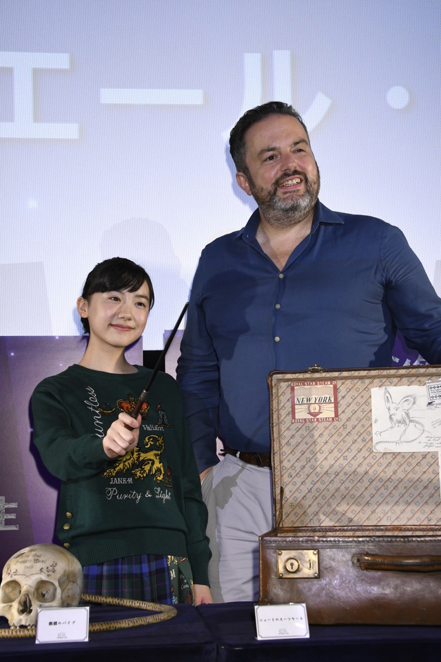 『ファンタスティック・ビーストと黒い魔法使いの誕生』小道具の魔術師ピエール・ボハナ&オフィシャルアンバサダーを務める芦田愛菜(C)2018 Warner Bros. Ent. All Rights Reserved.Harry Potter and Fantastic Beasts Publishing Rights (C)J.K.R.