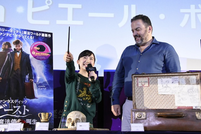 『ファンタスティック・ビーストと黒い魔法使いの誕生』小道具の魔術師ピエール・ボハナ＆オフィシャルアンバサダーを務める芦田愛菜（C）2018 Warner Bros. Ent.  All Rights Reserved.Harry Potter and Fantastic Beasts Publishing Rights （C）J.K.R.