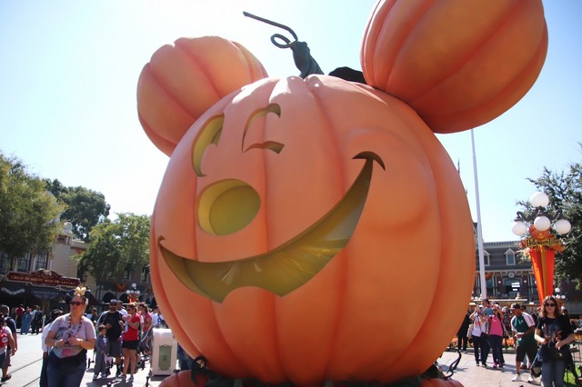 毎年恒例の秋のイベント「ハロウィーン・タイム」☆ As to Disney artwork, logos and properties： (C) Disney