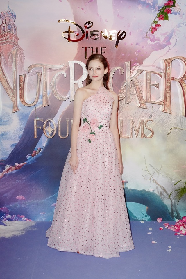 キーラ・ナイトレイ、M・フォイと歓喜のハグ!『くるみ割り人形と秘密