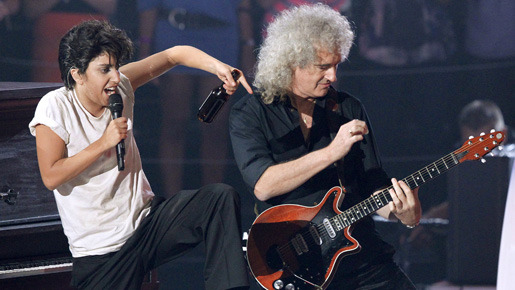 男装パフォーマンスを見せたレディー・ガガ＆ブライアン・メイ -(C) ロイター/AFLO 