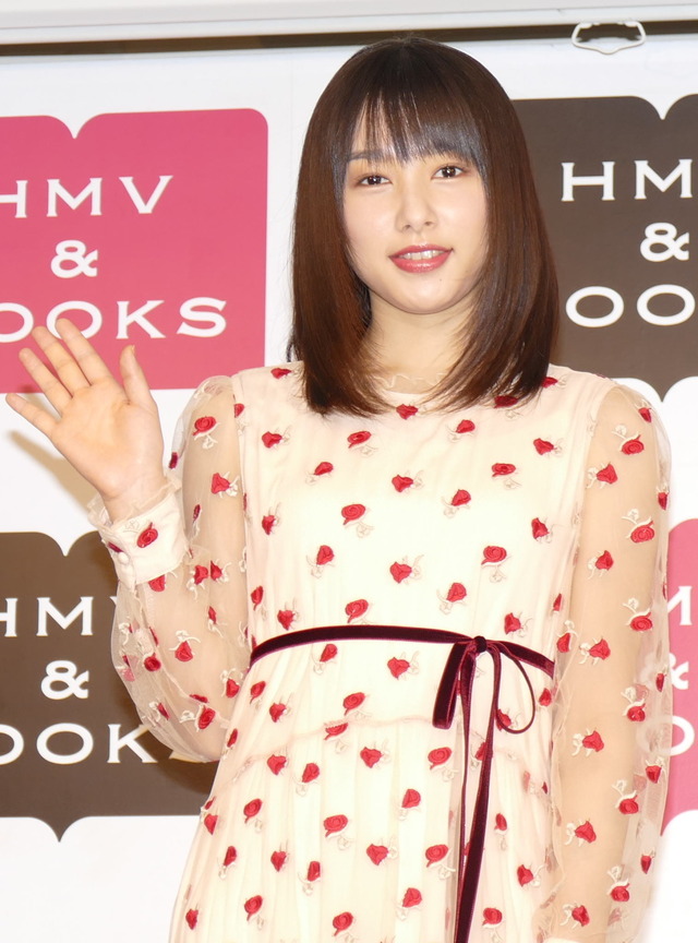 桜井日奈子／「桜井日奈子 2019カレンダーブック」（発売中）の手渡し会＆握手会にファン1000人