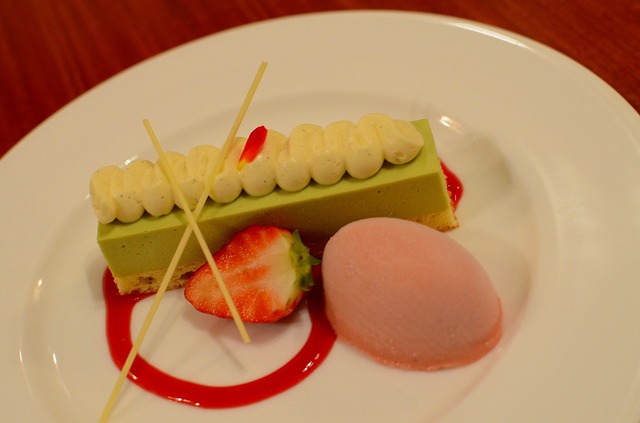 「イーストサイド・カフェ」ピスタチオムースケーキとストロベリーのセミフレッド☆(C) Disney