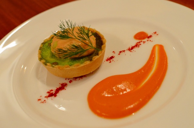 「イーストサイド・カフェ」ポテトとホウレン草のキッシュ、サーモントラウトのムースをのせて☆(C) Disney