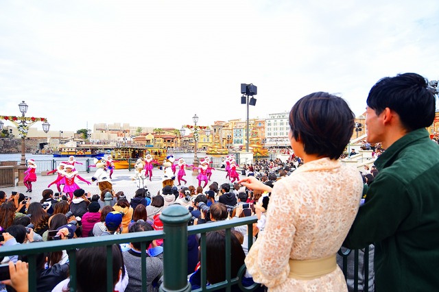 超人気ハーバーショー「イッツ・クリスマスタイム！」☆(C) Disney