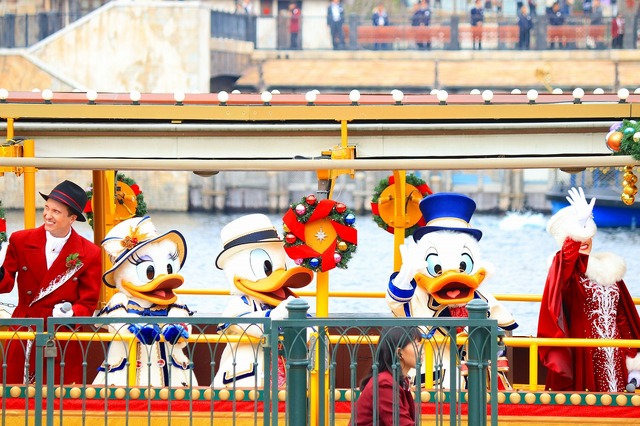 超人気ハーバーショー「イッツ・クリスマスタイム！」☆(C) Disney