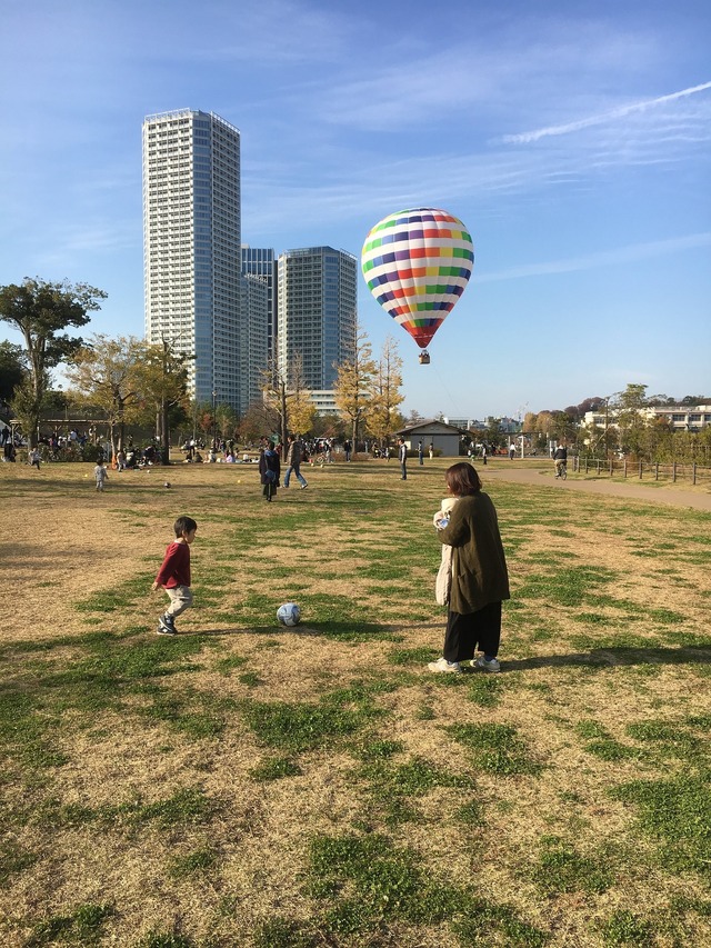 近くの公園にて、気球と蹴球