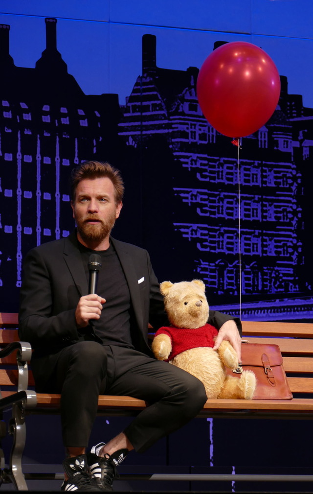 大好きなプーと一緒に初来日したユアン・マクレガー／『プーと大人になった僕』