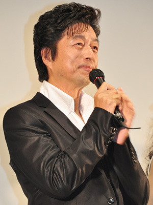 『夜明けの街で』公開初日舞台挨拶