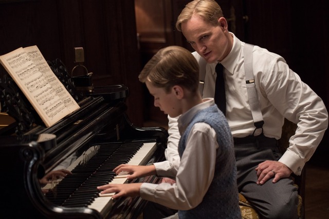 『ナチス第三の男』　(C)LEGENDE FILMS - RED CROWN PRODUCTIO NS - MARS FILMS - FRANCE 2 CINEMA - CARMEL - C2M PRODUCTIONS - HHHH LIMITED - NEXUS FACTORY - BNPP ARIBAS FORTIS FILM FINANCE.