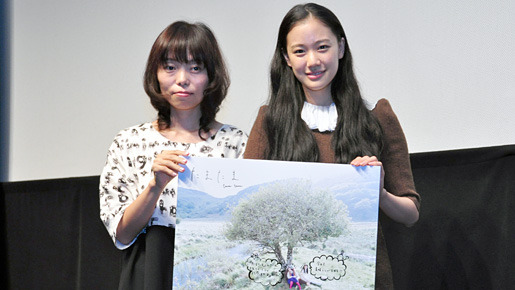 『たまたま』初日舞台挨拶（左から）小松真弓監督、蒼井優