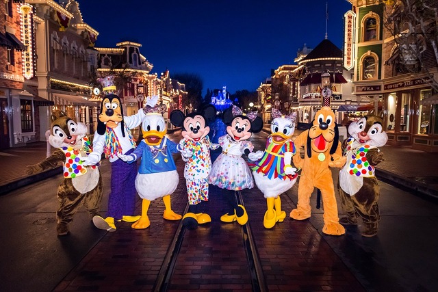 海外ディズニー 90周年のミッキーたちに会いに行こう 聖地アナハイムではフレンズもおそろいの衣装に Cinemacafe Net