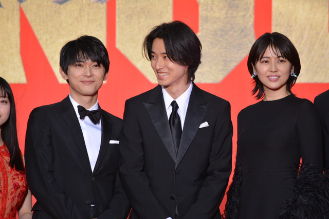 山崎賢人ら『キングダム』Wプレミアに登場！吉沢亮＆本郷奏多は“顔”の褒め合い合戦