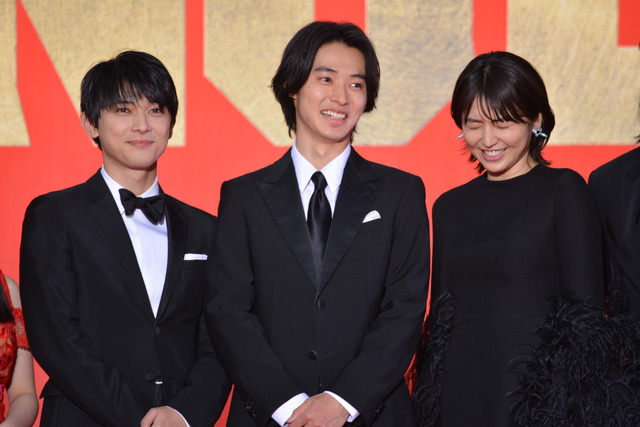 山崎賢人ら『キングダム』Wプレミアに登場！吉沢亮＆本郷奏多は“顔”の褒め合い合戦