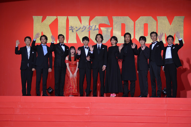 山崎賢人ら『キングダム』Wプレミアに登場！吉沢亮＆本郷奏多は“顔”の褒め合い合戦