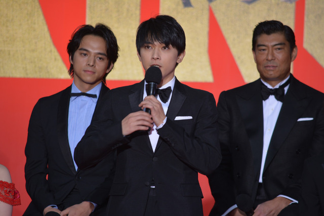 山崎賢人ら『キングダム』Wプレミアに登場！吉沢亮＆本郷奏多は“顔”の褒め合い合戦