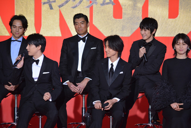 山崎賢人ら『キングダム』Wプレミアに登場！吉沢亮＆本郷奏多は“顔”の褒め合い合戦