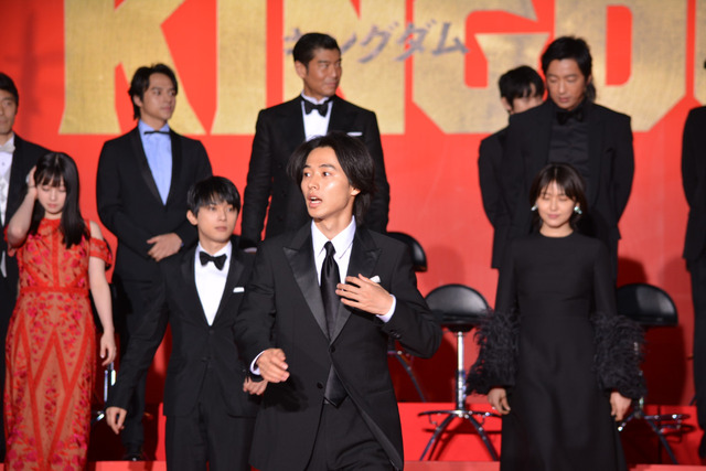 山崎賢人ら『キングダム』Wプレミアに登場！吉沢亮＆本郷奏多は“顔”の褒め合い合戦