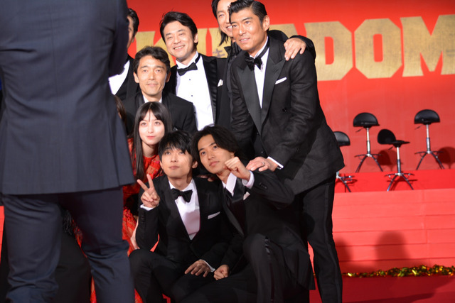 山崎賢人ら『キングダム』Wプレミアに登場！吉沢亮＆本郷奏多は“顔”の褒め合い合戦