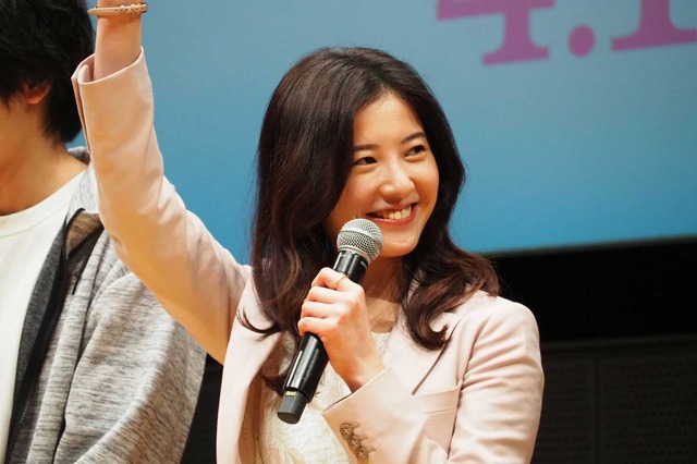 吉高由里子「わたし、定時で帰ります。」のプレミアム試写会&舞台挨拶