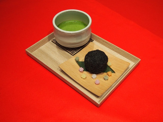 鈴木敏夫とジブリ展　『まっくろなくろ胡麻おはぎのお茶セット』　￥864 （店内提供専用）